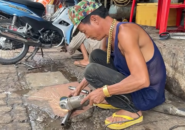 Lúc nghèo bị bạn bè khi dễ, đôi vợ chồng quần quật làm, sắm gần trăm cây vàng đeo đỏ người - Ảnh 1.