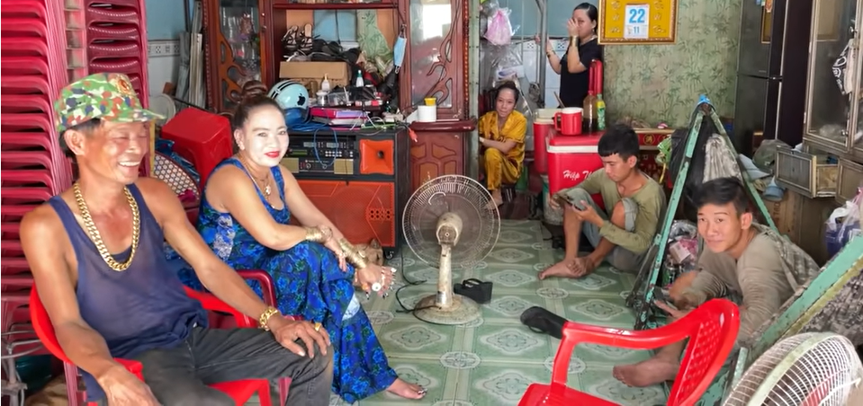 Lúc nghèo bị bạn bè khi dễ, đôi vợ chồng quần quật làm, sắm gần trăm cây vàng đeo đỏ người - Ảnh 3.