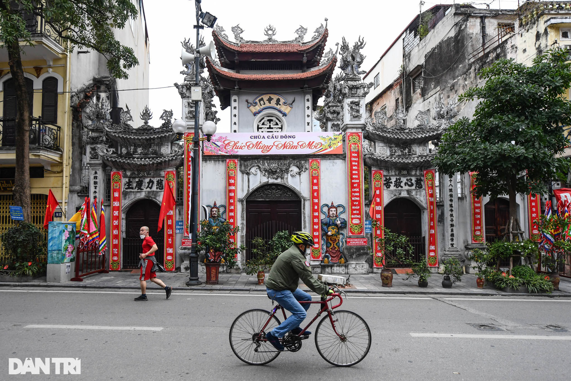 Hà Nội tĩnh mịch, vắng vẻ trong buổi sáng mùng 1 Tết - Ảnh 11.