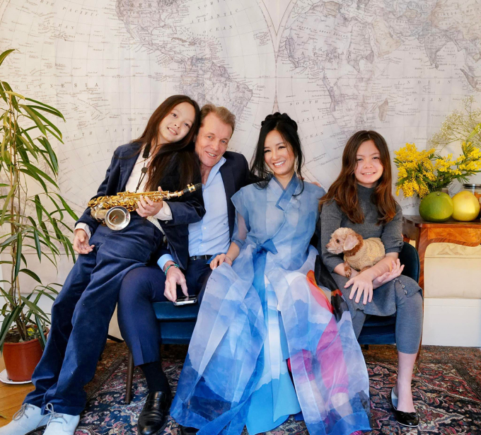 Gia đ&igrave;nh Hồng Nhung đ&oacute;n Tết tại Ph&aacute;p - Ảnh 1.