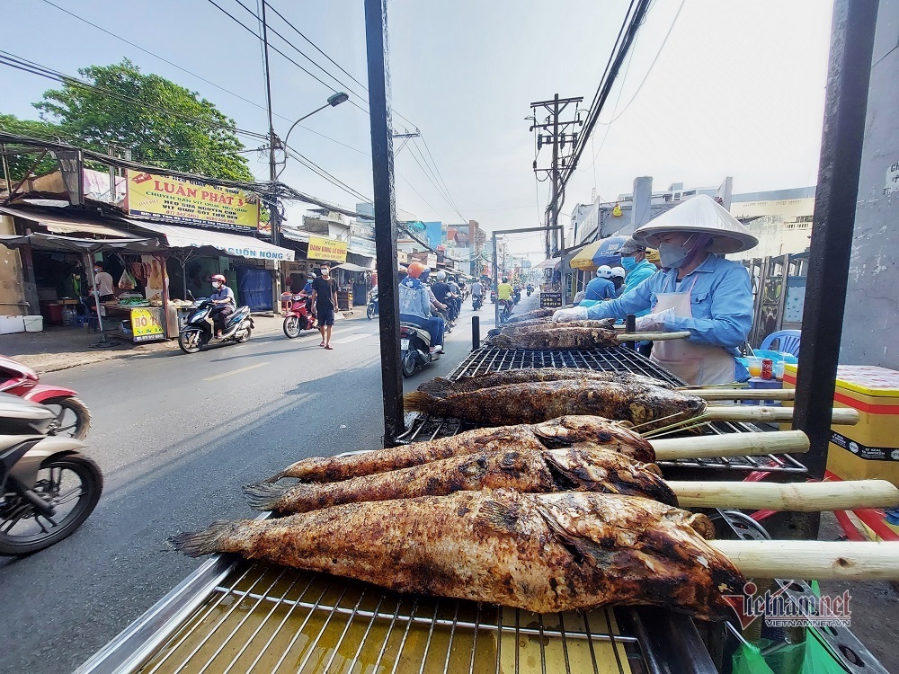 'Mẹ đẻ' món cá lóc nướng cúng Thần Tài, ngày bán 5.000 con thu 750 triệu - Ảnh 5.