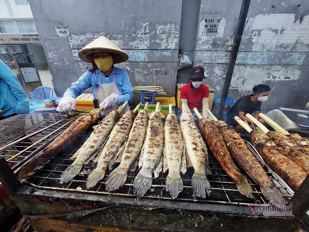 'Mẹ đẻ' món cá lóc nướng cúng Thần Tài, ngày bán 5.000 con thu 750 triệu - Ảnh 2.