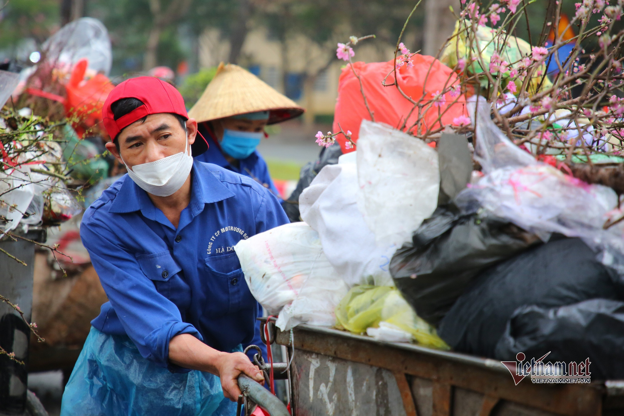 Rét buốt thấu xương, những phận đời vẫn dầm mình mưu sinh ở Hà Nội - Ảnh 2.