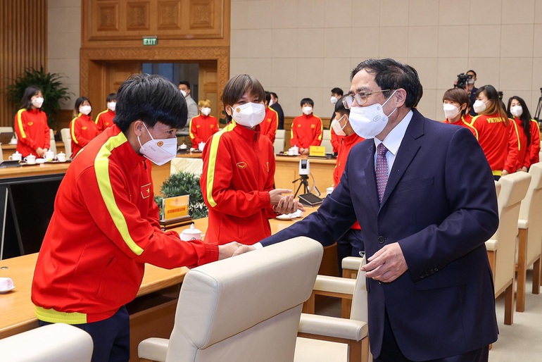 HLV Mai Đức Chung: C&oacute; em x&ocirc;ng chảy m&aacute;u mũi nhưng vẫn cố t&igrave;m mọi c&aacute;ch nhanh khỏi bệnh - Ảnh 1.