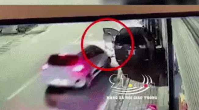 Vừa mở cửa xe, người đ&agrave;n &ocirc;ng bị chiếc &ocirc; t&ocirc; ph&iacute;a sau t&ocirc;ng đổ gục, cảnh tượng hết sức thương t&acirc;m - Ảnh 2.