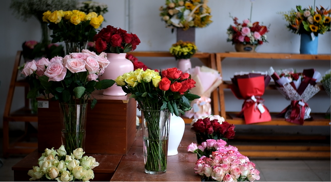 Giá hoa hồng Đà Lạt tăng kỷ lục trước ngày Valentine - Ảnh 4.