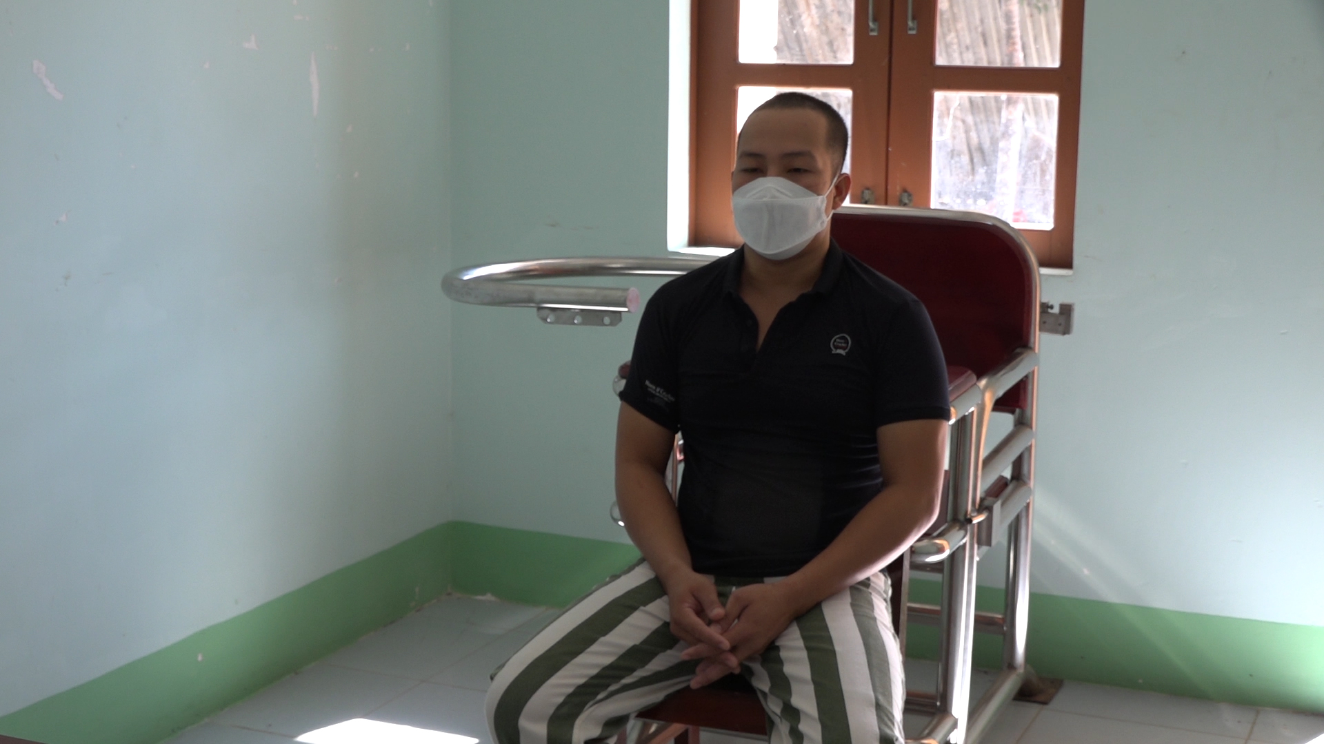Tưới xăng đốt nhà công an viên vì bị dẹp trường gà - Ảnh 2. Tưới xăng đốt nhà công an viên vì bị dẹp trường gà - Ảnh 2.