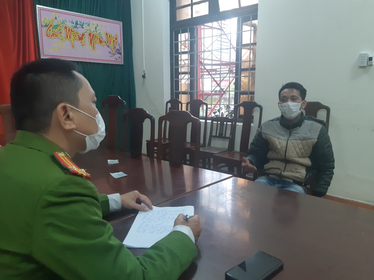 Bắt giữ gã đàn ông sống như vợ chồng với người vị thành niên - Ảnh 1. Bắt giữ gã đàn ông sống như vợ chồng với người vị thành niên - Ảnh 1.