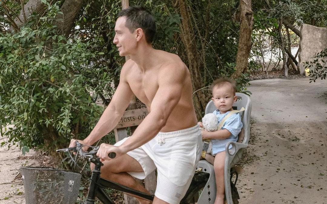 Hình ảnh thú vị của Kim Lý và Cường Đô La: Hai bố bỉm không hẹn nhưng lại cùng nhau làm việc đáng yêu này