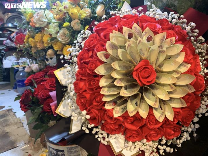 Mùa Valentine: Hoa tươi đội giá gấp đôi, chủ hàng hoa ngao ngán - Ảnh 3.