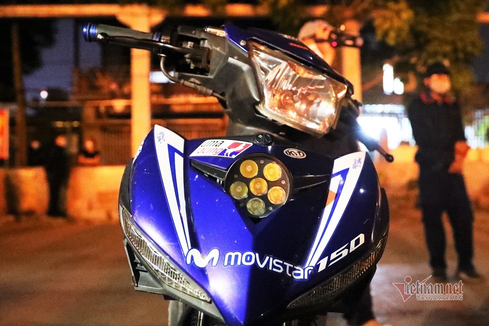 'Nóng mắt' với hình ảnh nhóm phượt đánh tài xế, độ pô gầm rú trên đường - Ảnh 3. 'Nóng mắt' với hình ảnh nhóm phượt đánh tài xế, độ pô gầm rú trên đường - Ảnh 3.