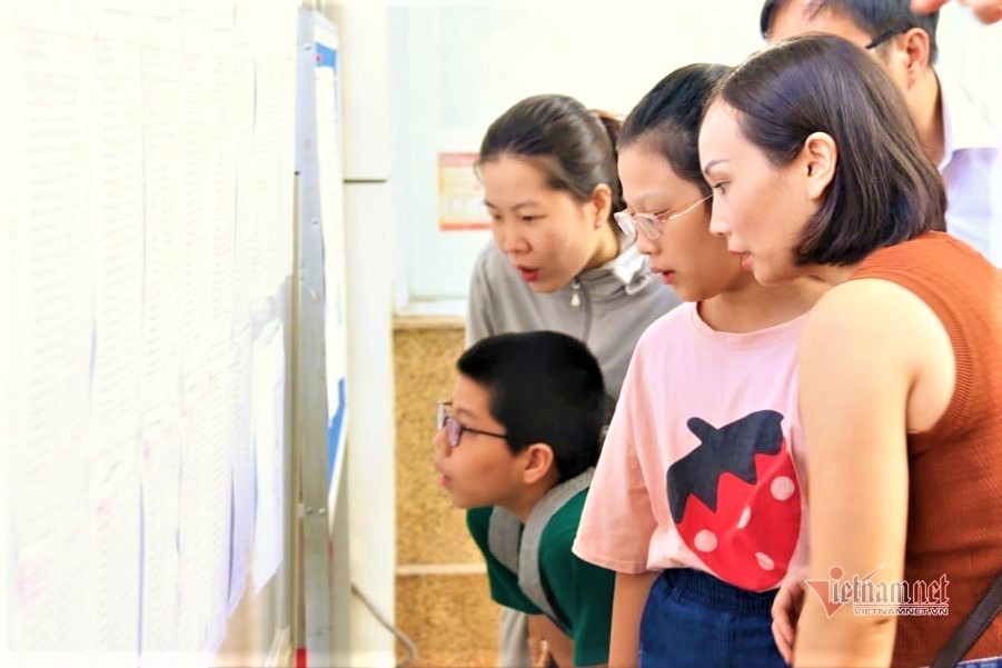 Rộn ràng tuyển sinh lớp 6 trường hot ở Hà Nội, phí giữ chỗ lên tới 20 triệu đồng - Ảnh 1.