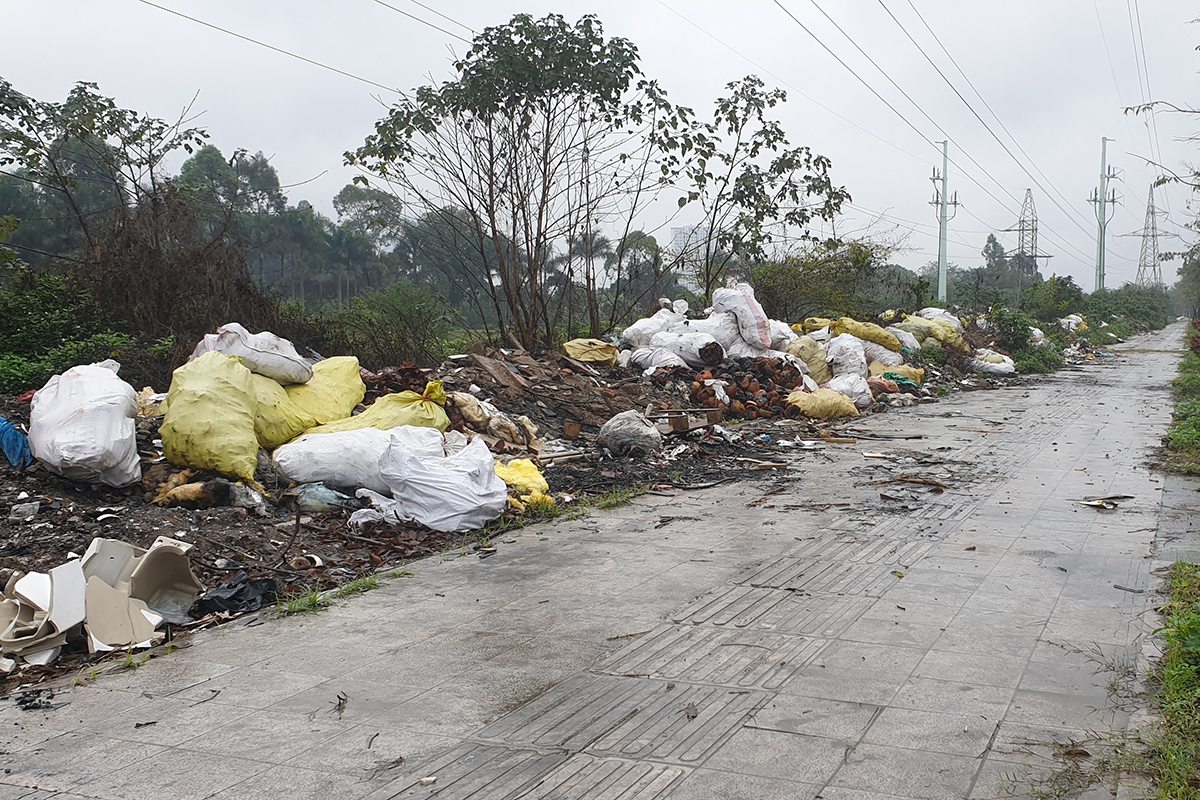 Kinh hoàng với hình ảnh rác thải bừa bãi dọc tuyến đường nghìn tỷ