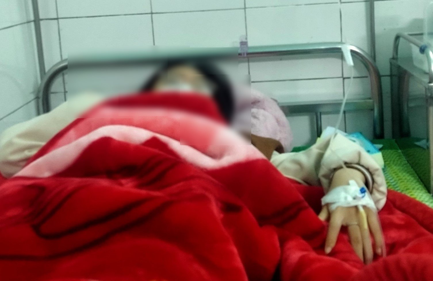 Vụ nữ sinh lớp 8 bị bố bạn học đánh: Nạn nhân vẫn hoảng loạn - Ảnh 1.