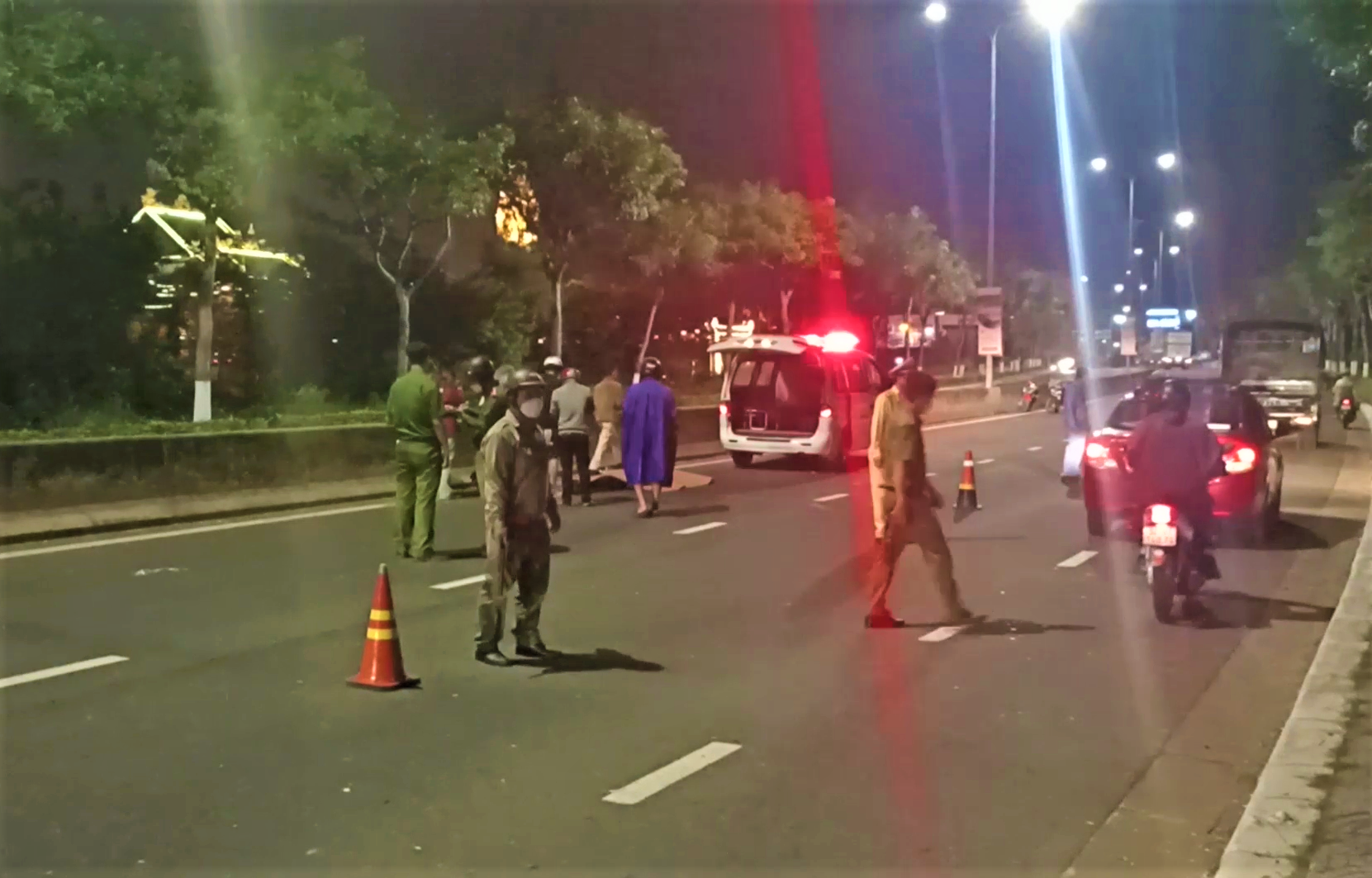 T&ocirc;ng v&agrave;o dải ph&acirc;n c&aacute;ch, nam thanh ni&ecirc;n tử vong - Ảnh 3.