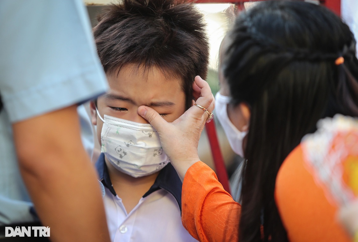 Tin sáng 15/2: Quy định phòng dịch COVID-19 của Việt Nam 'dễ thở' với khách nhập cảnh; học sinh tiểu học ở TPHCM bật khóc trong ngày đầu tới trường  - Ảnh 7.