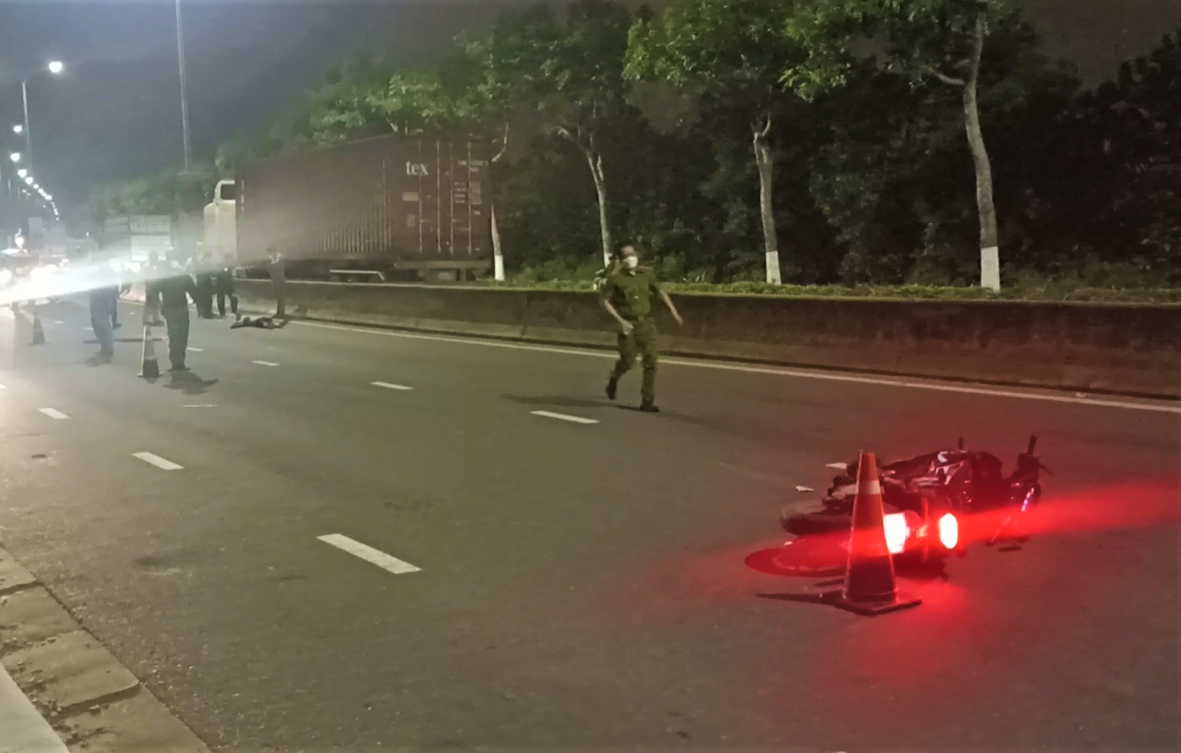 T&ocirc;ng v&agrave;o dải ph&acirc;n c&aacute;ch, nam thanh ni&ecirc;n tử vong - Ảnh 1.