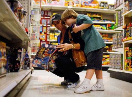Sai lầm khi mua sắm ở siêu thị: Chỉ lấy đồ ngang tầm tay mà không nhìn xuống dưới, bạn nên nhớ vị trí đặt sản phẩm ở đây không phải ngẫu nhiên - Ảnh 2.