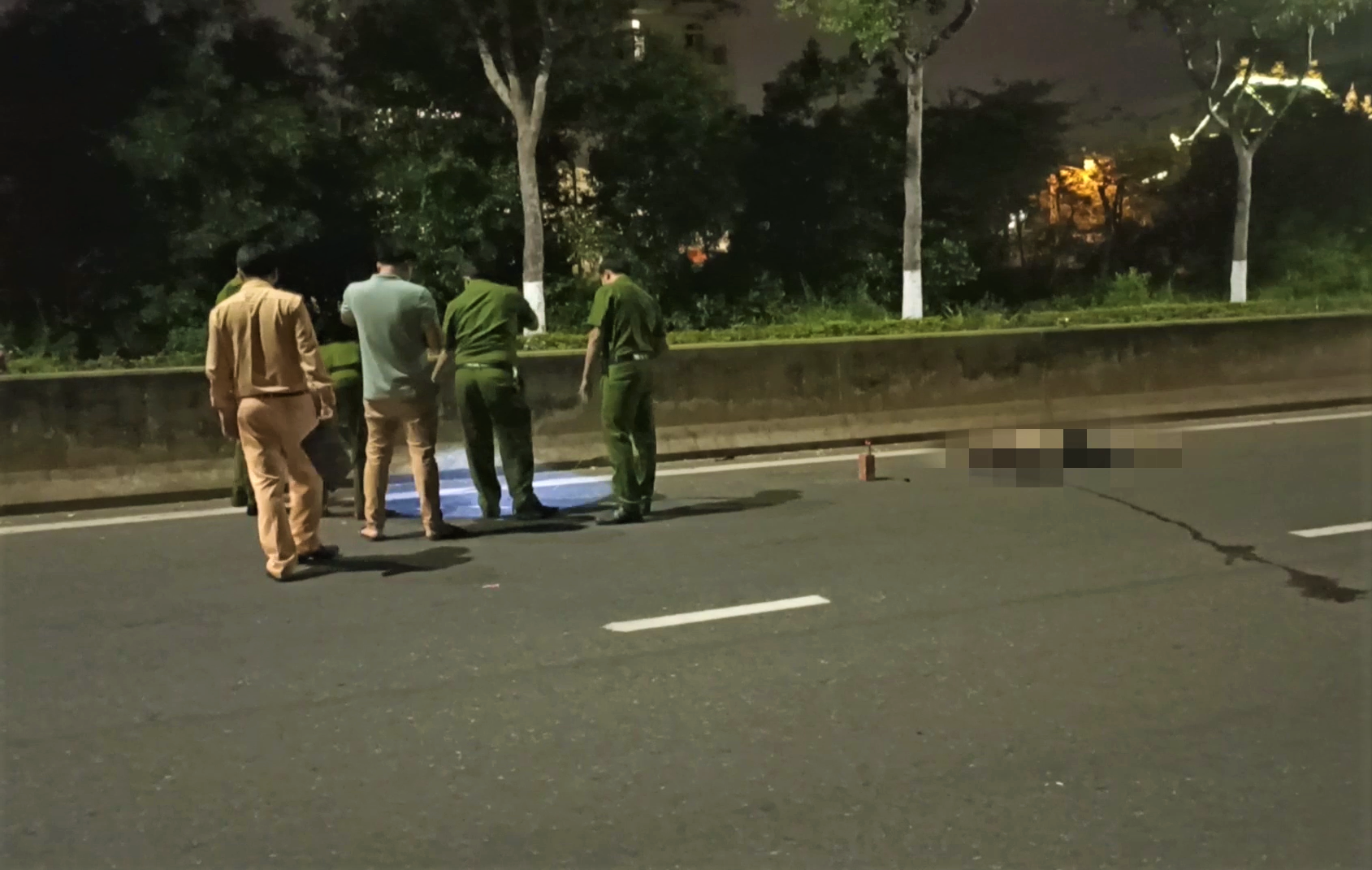 T&ocirc;ng v&agrave;o dải ph&acirc;n c&aacute;ch, nam thanh ni&ecirc;n tử vong - Ảnh 2.