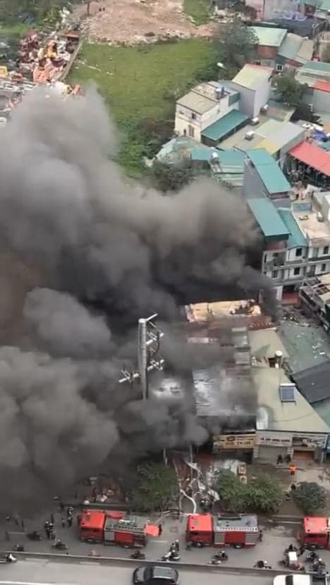 Hà Nội: Cháy lớn ít nhất 3 cửa hàng cạnh đường điện 110KV, người dân bấn loạn hò hét di chuyển đồ đạc - Ảnh 2.