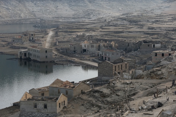 Ngôi làng ma bị nhấn chìm dưới nước 30 năm bất ngờ trồi lên, mang theo tàn tích như phim kinh dị - Ảnh 3.