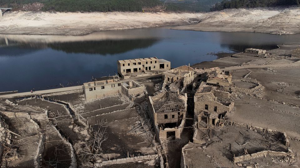 Ngôi làng ma bị nhấn chìm dưới nước 30 năm bất ngờ trồi lên, mang theo tàn tích như phim kinh dị - Ảnh 4.