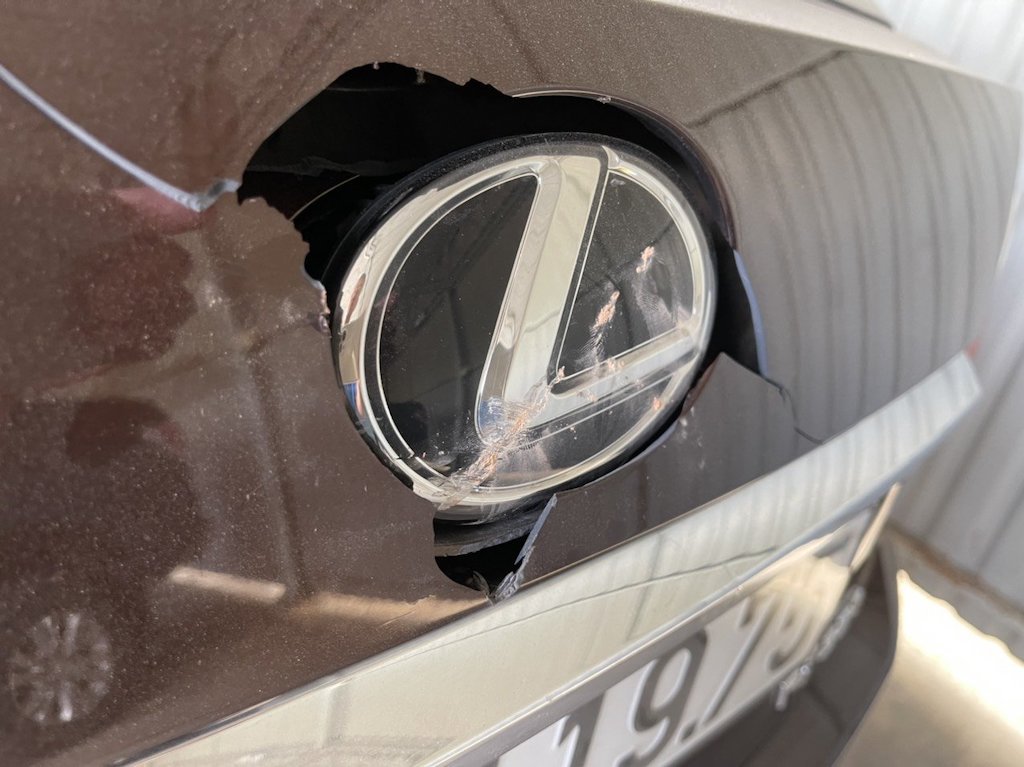 Nam thanh niên đập phá chiếc Lexus của thượng tá cảnh sát - Ảnh 1.