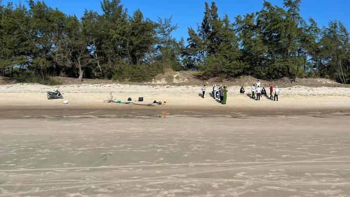 Sốc: Ph&aacute;t hiện 2 thiếu nữ nằm bất động tr&ecirc;n b&atilde;i biển, 1 người đ&atilde; tử vong - Ảnh 1.