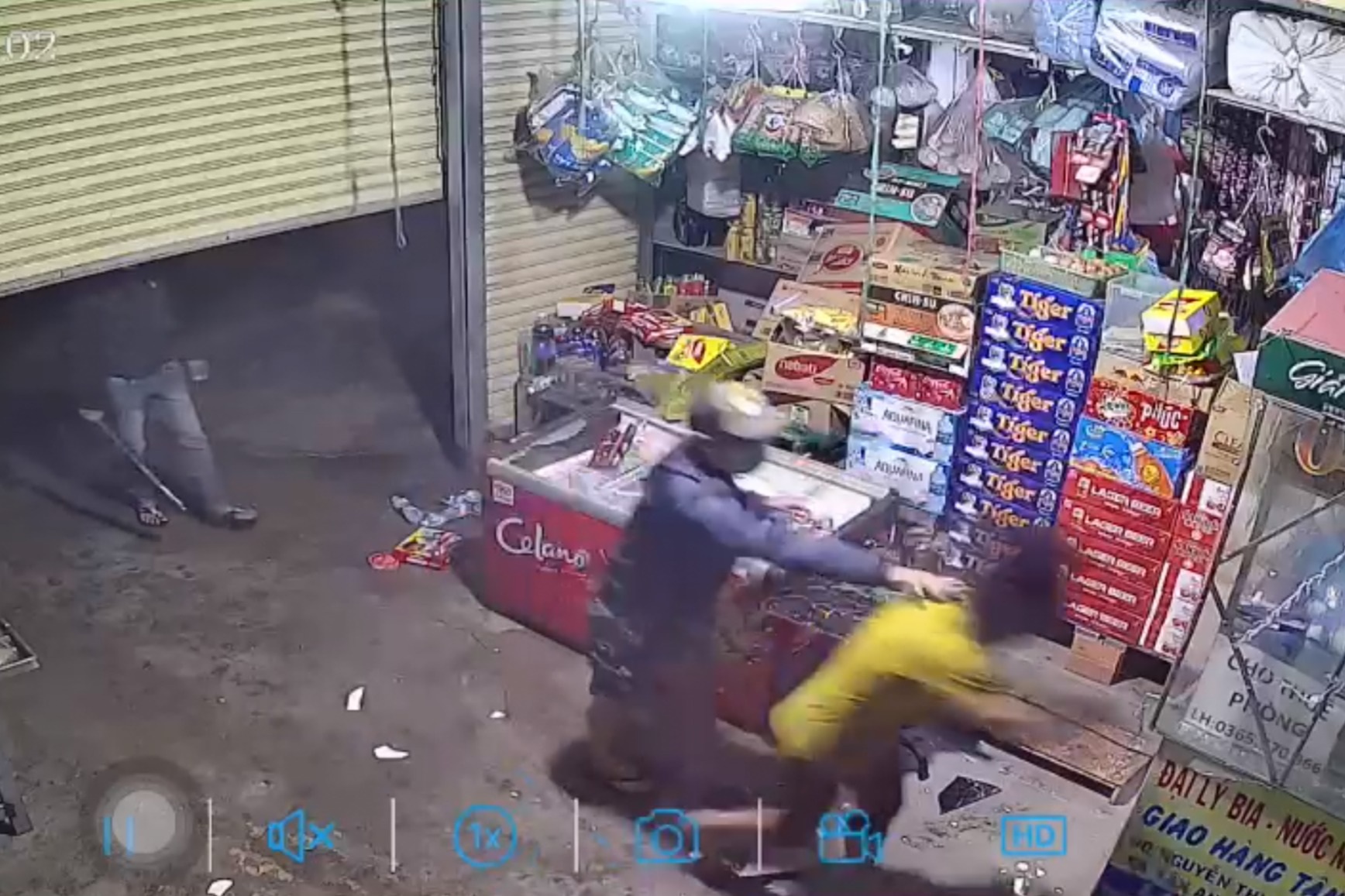 Nữ chủ tiệm tạp hóa bị 4 thanh niên tấn công lúc nửa đêm - Ảnh 2.