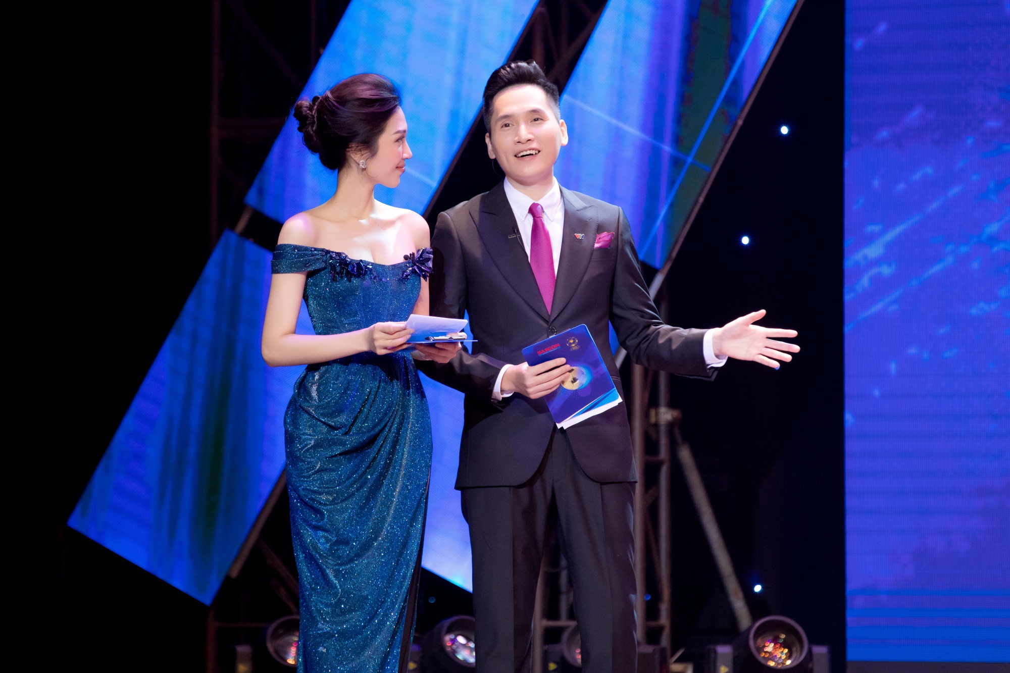 Tiết lộ danh tính nữ MC VTV xinh đẹp dẫn Gala trao giải Quả bóng vàng 2021 - Ảnh 4.