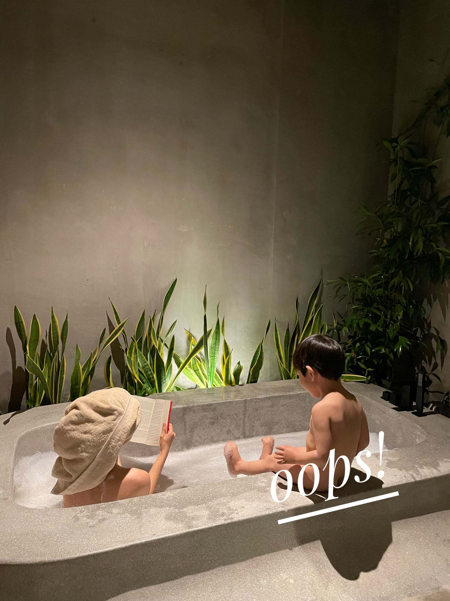 Thiên đường bên trong ngôi nhà nhìn như khối bê-tông siêu to, khổng lồ - Ảnh 11.