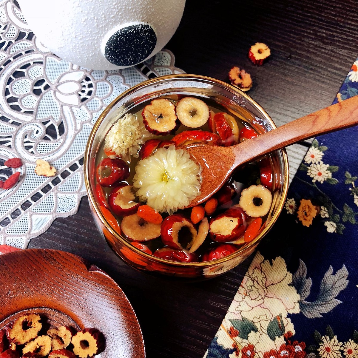 Ăn táo mỗi ngày, không lo gặp bác sĩ: Khi kết hợp với 3 thứ có ngay trà chống lão hóa, uống đến đâu ngủ sâu đến đó, nhan sắc chị em "sang trang" chỉ sau thời gian ngắn - Ảnh 4. Ăn táo mỗi ngày, không lo gặp bác sĩ: Khi kết hợp với 3 thứ có ngay trà chống lão hóa, uống đến đâu ngủ sâu đến đó, nhan sắc chị em "sang trang" chỉ sau thời gian ngắn - Ảnh 4.