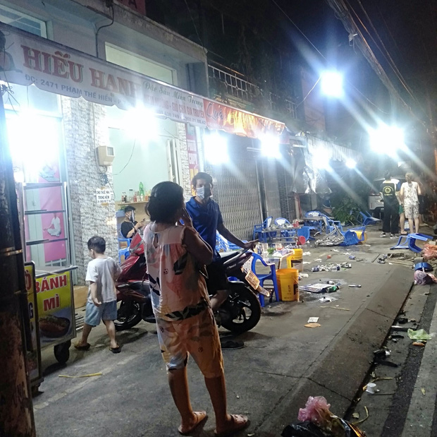 &Ocirc; t&ocirc; 7 chỗ lao kinh ho&agrave;ng v&agrave;o qu&aacute;n nhậu vỉa h&egrave;, 3 thực kh&aacute;ch bị cuốn v&agrave;o gầm - Ảnh 3.