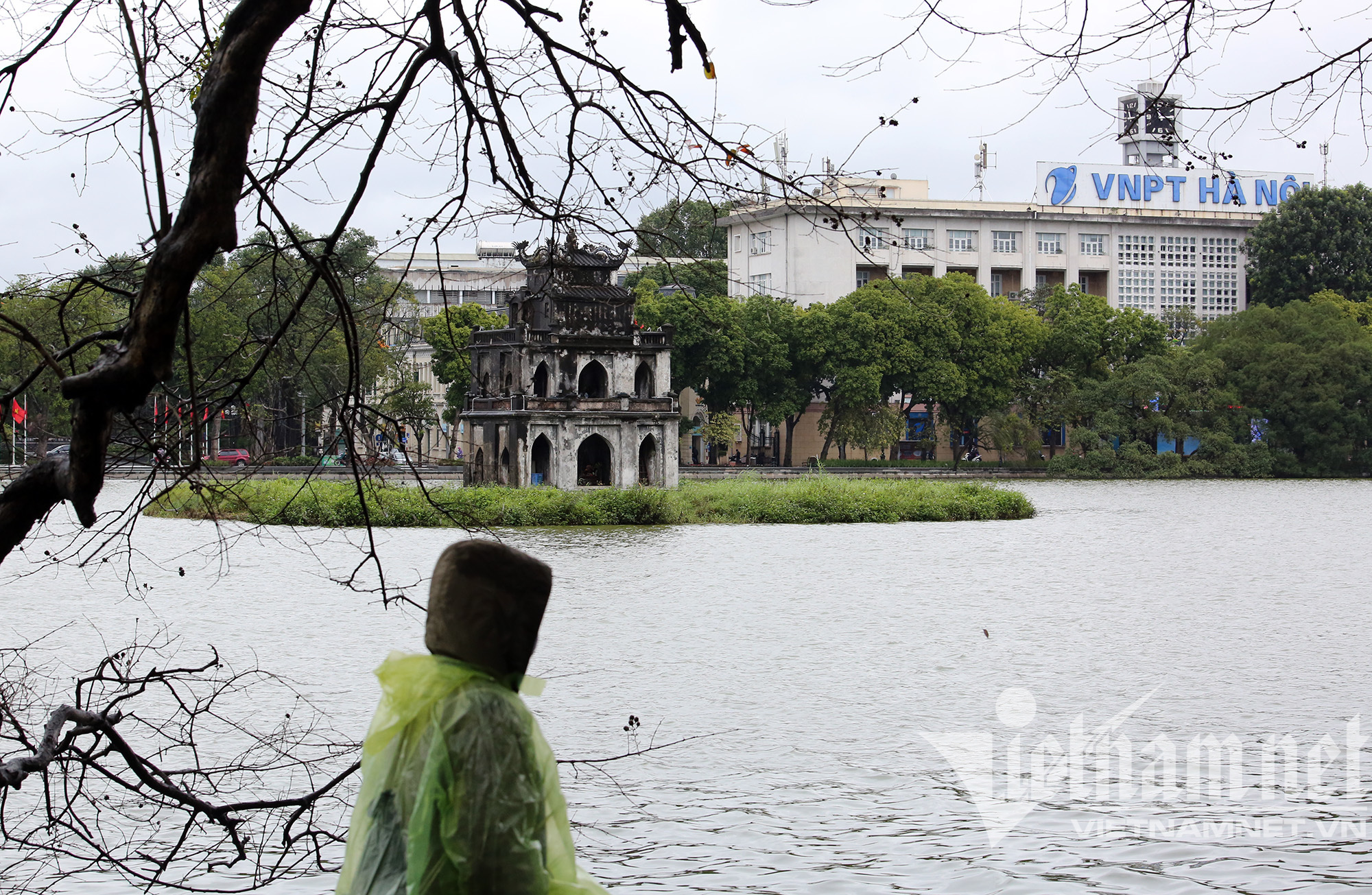 Mưa rét buốt ở Hà Nội, cần thủ vẫn dầm mình ở hồ Gươm - Ảnh 8.