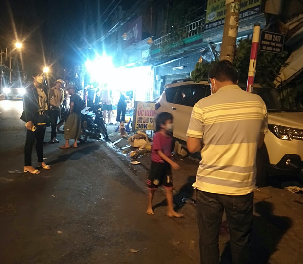 &Ocirc; t&ocirc; 7 chỗ lao kinh ho&agrave;ng v&agrave;o qu&aacute;n nhậu vỉa h&egrave;, 3 thực kh&aacute;ch bị cuốn v&agrave;o gầm - Ảnh 1.