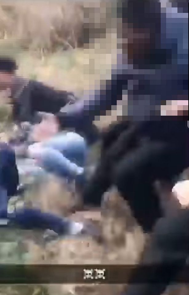 Video gây sốc: 2 nữ sinh bị đám đông hơn 30 thanh niên sàm sỡ tấn công, nhân chứng can ngăn cũng trở thành 
