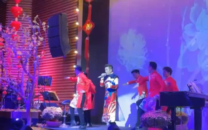 Bà Phương Hằng xuất hiện, đêm diễn đầu năm của Đàm Vĩnh Hưng có 'biến lớn'