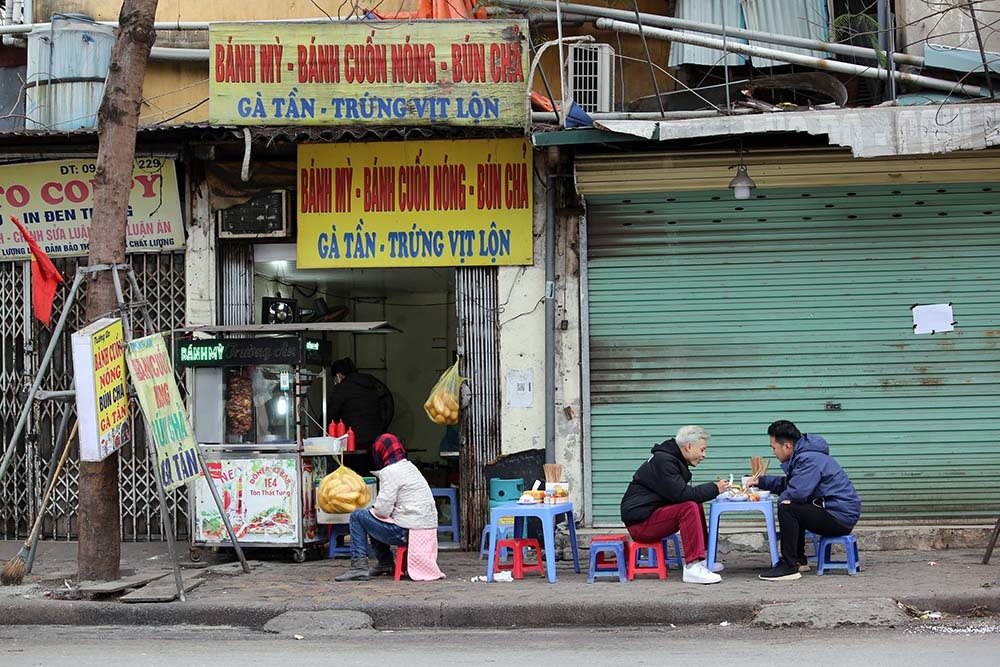 Mùng 2 đồng loạt mở hàng, bún phở 'giá Tết' tăng 25% không ai dám kêu - Ảnh 3.