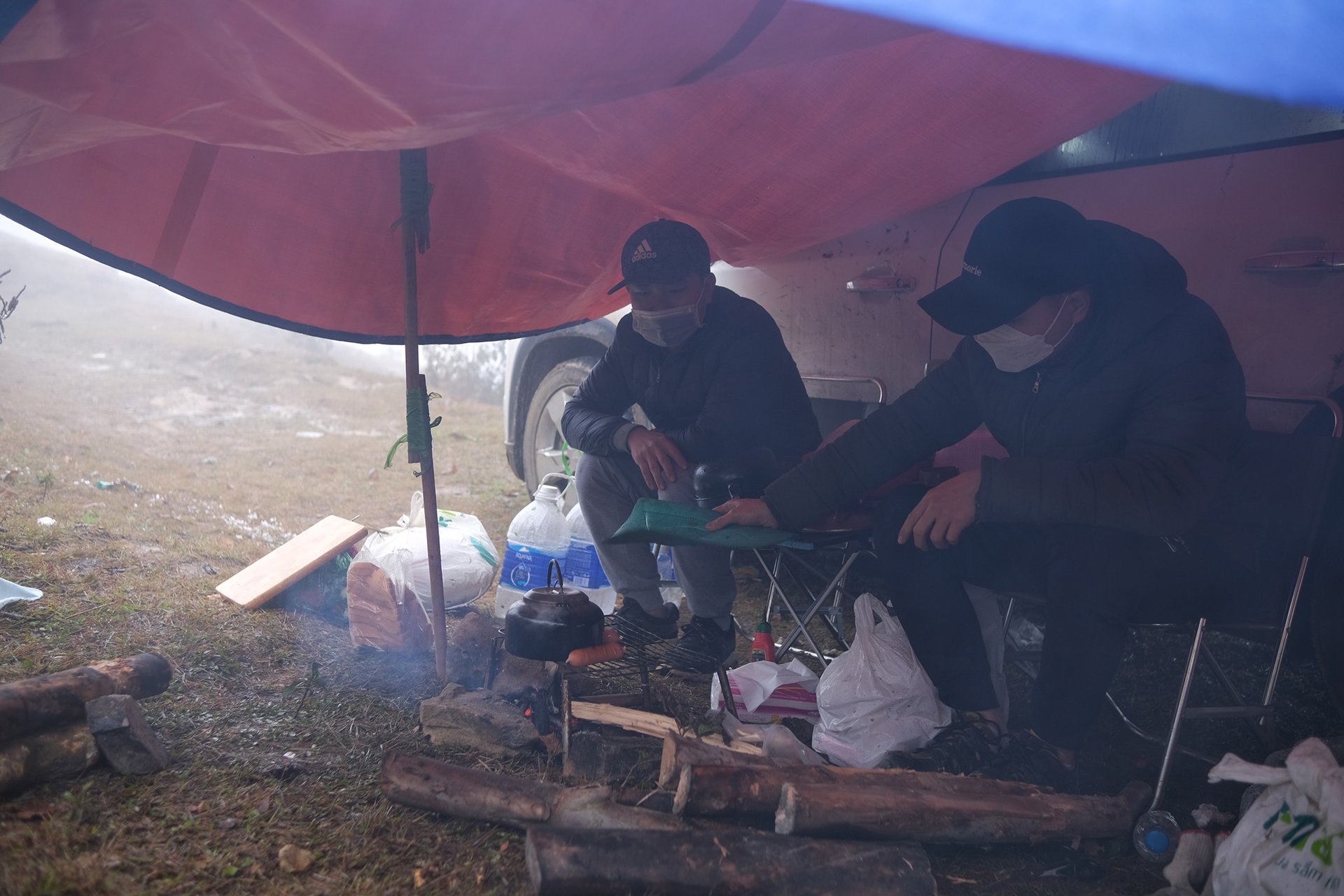 Dựng lều 3 ngày trên núi cao để săn băng - Ảnh 4.