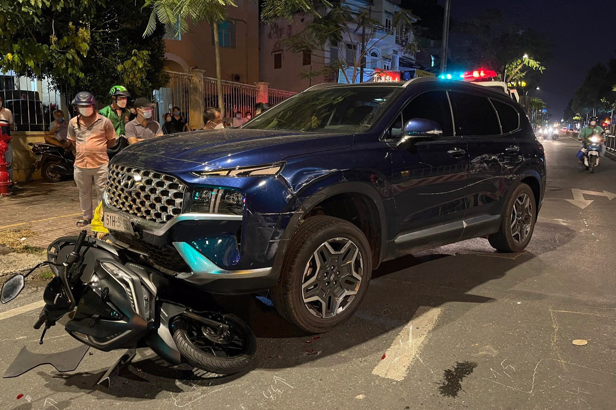 &Ocirc; t&ocirc; 7 chỗ "c&agrave;n qu&eacute;t" nhiều xe m&aacute;y dừng đ&egrave;n đỏ, 5 người bị thương - Ảnh 1.