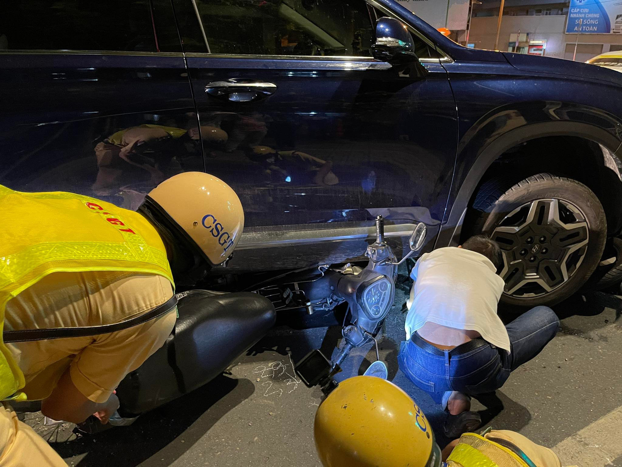 &Ocirc; t&ocirc; 7 chỗ "c&agrave;n qu&eacute;t" nhiều xe m&aacute;y dừng đ&egrave;n đỏ, 5 người bị thương - Ảnh 2.