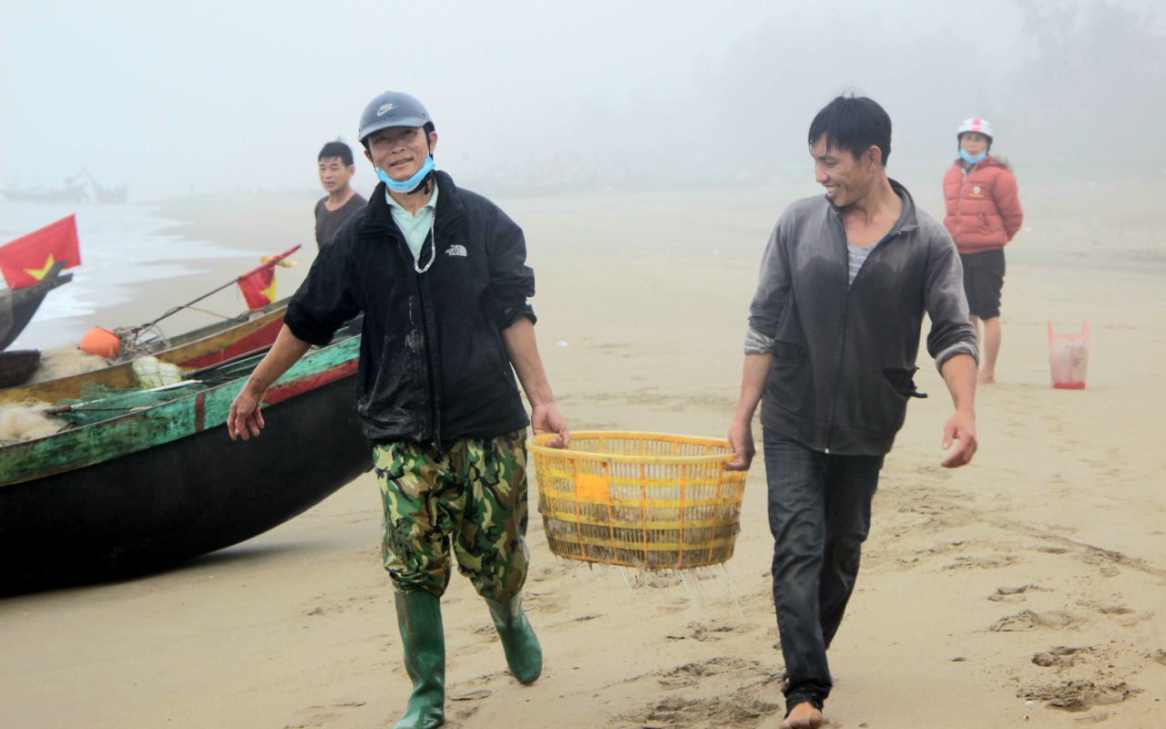 Ngư dân Hà Tĩnh vớt 'lộc biển' giữa thời tiết giá rét