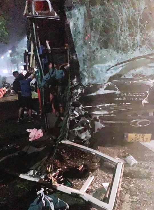 Xe kh&aacute;ch giường nằm t&ocirc;ng nhau kinh ho&agrave;ng, hơn 10 người bị thương - Ảnh 1.