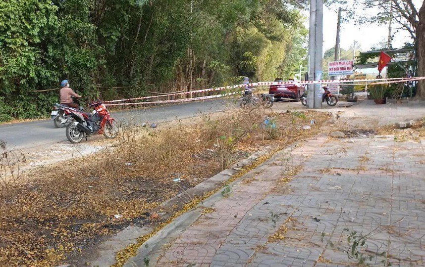 Người phụ nữ bị chồng chém 2 nhát vào mặt - Ảnh 1.