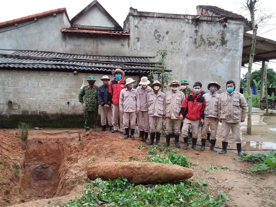 Phát hiện quả bom khủng nằm trong vườn nhà dân tại Quảng Bình - Ảnh 1.