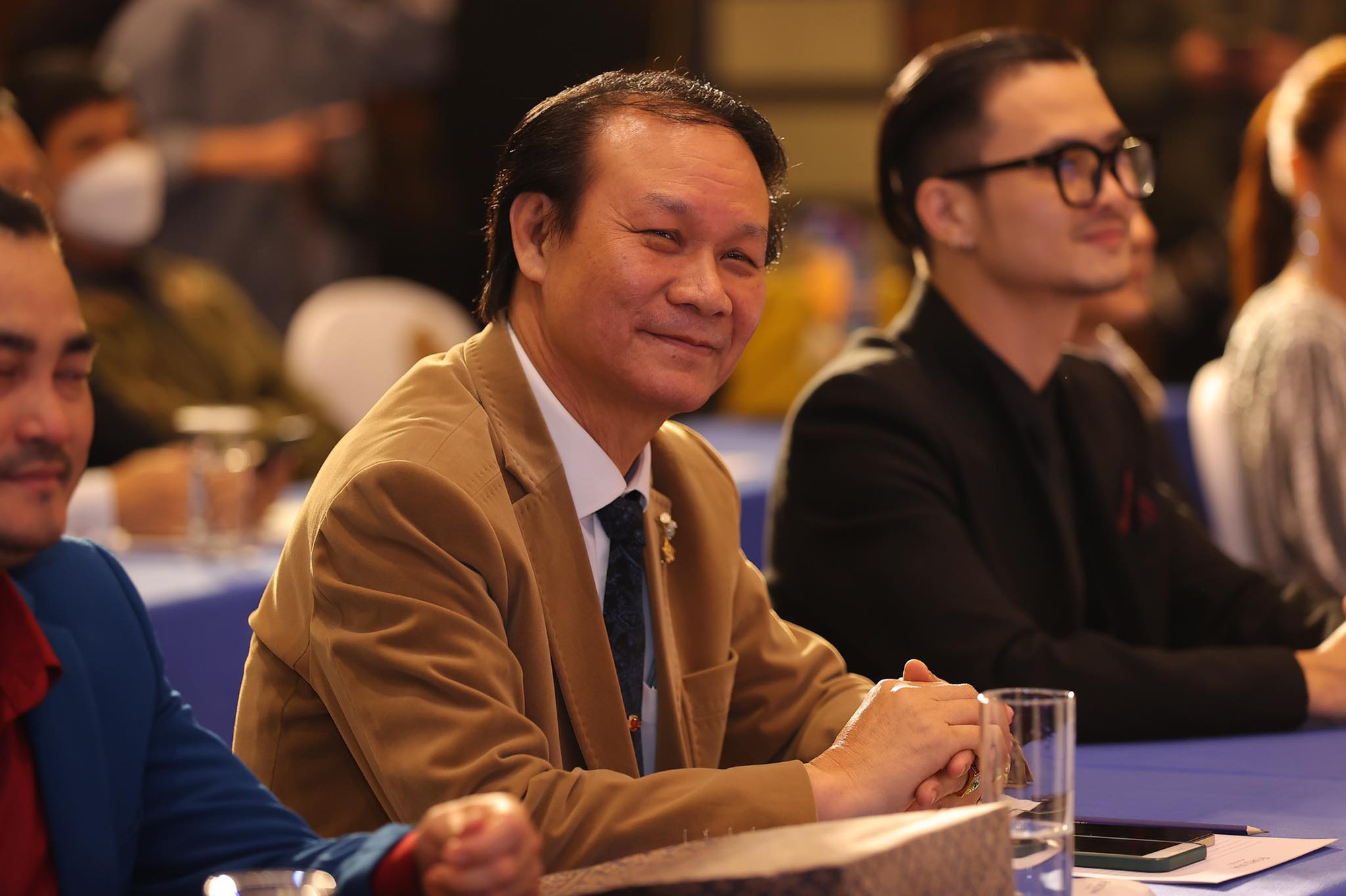 Người vợ tảo tần chuyên đi sau phục vụ chồng của nghệ sĩ mang quân hàm Đại tá vừa vào vai phản diện phim Bão ngầm - Ảnh 1. Người vợ tảo tần chuyên đi sau phục vụ chồng của nghệ sĩ mang quân hàm Đại tá vừa vào vai phản diện phim Bão ngầm - Ảnh 1.