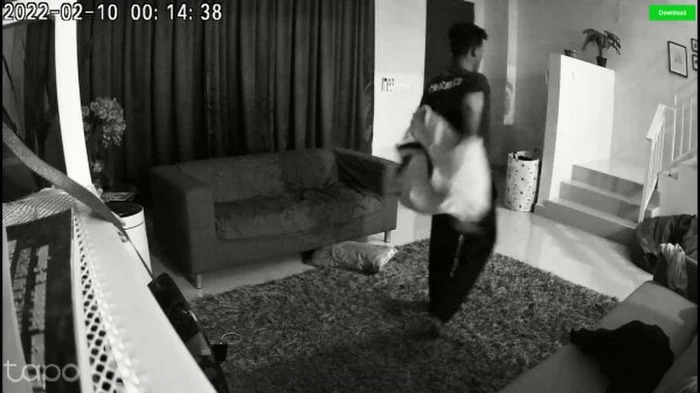 Xem camera an ninh, người phụ nữ tá hỏa khi thấy bảo vệ khu nhà đang trần như nhộng đi lại trong nhà mình - Ảnh 1.