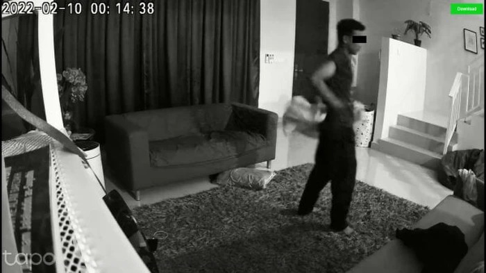 Xem camera an ninh, người phụ nữ tá hỏa khi thấy bảo vệ khu nhà đang trần như nhộng đi lại trong nhà mình - Ảnh 2.