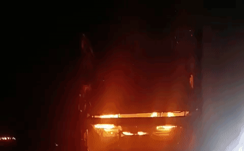 Cháy xe đầu kéo trên cao tốc khiến nhiều ô tô bị thiêu rụi-Mercedes tiền tỷ cũng trơ khung