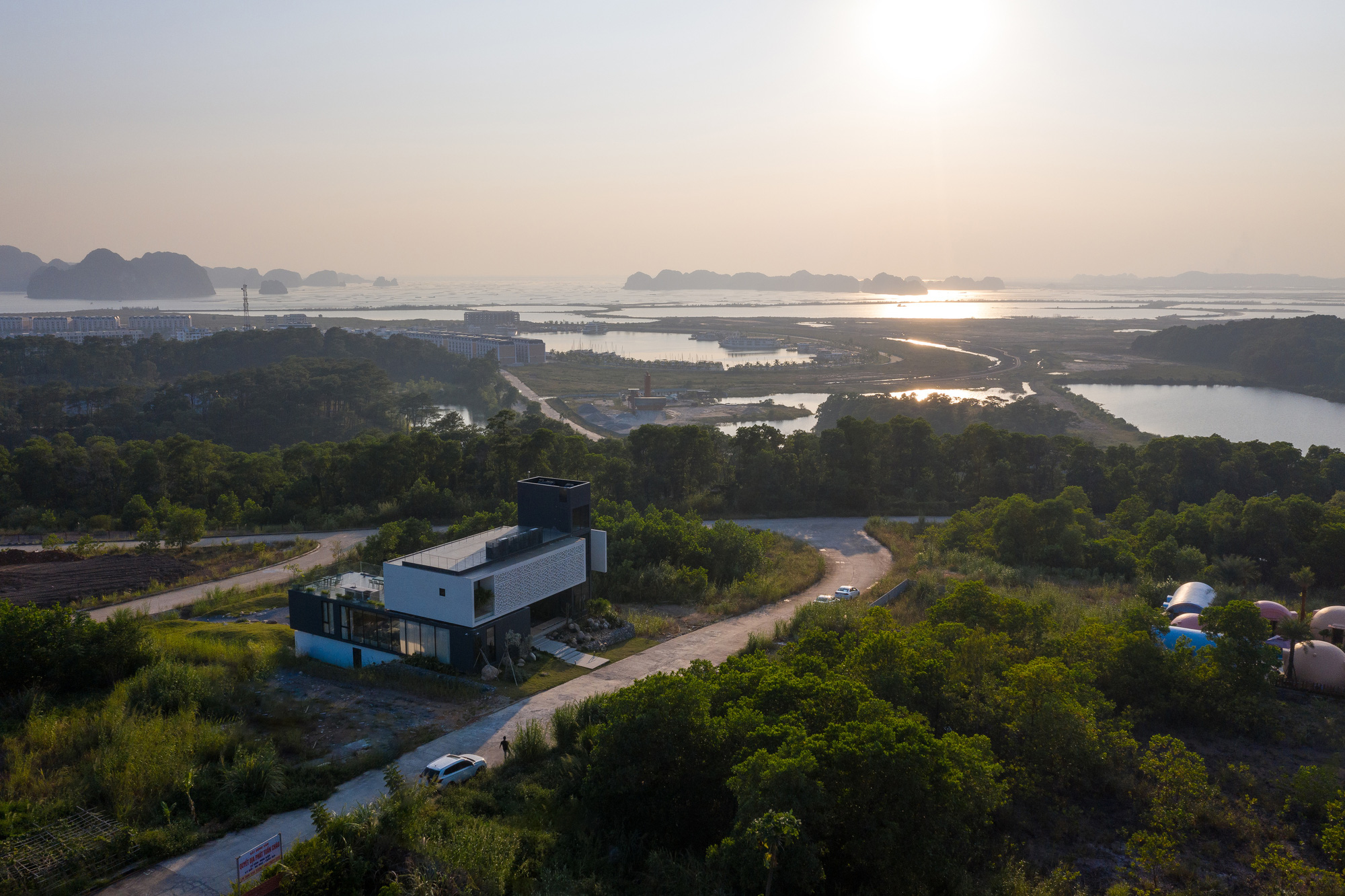 Ngắm biệt thự "đá chồng" 10 tỷ đồng hướng ra biển tuyệt đẹp ở Hạ Long - Ảnh 1. Ngắm biệt thự "đá chồng" 10 tỷ đồng hướng ra biển tuyệt đẹp ở Hạ Long - Ảnh 1.